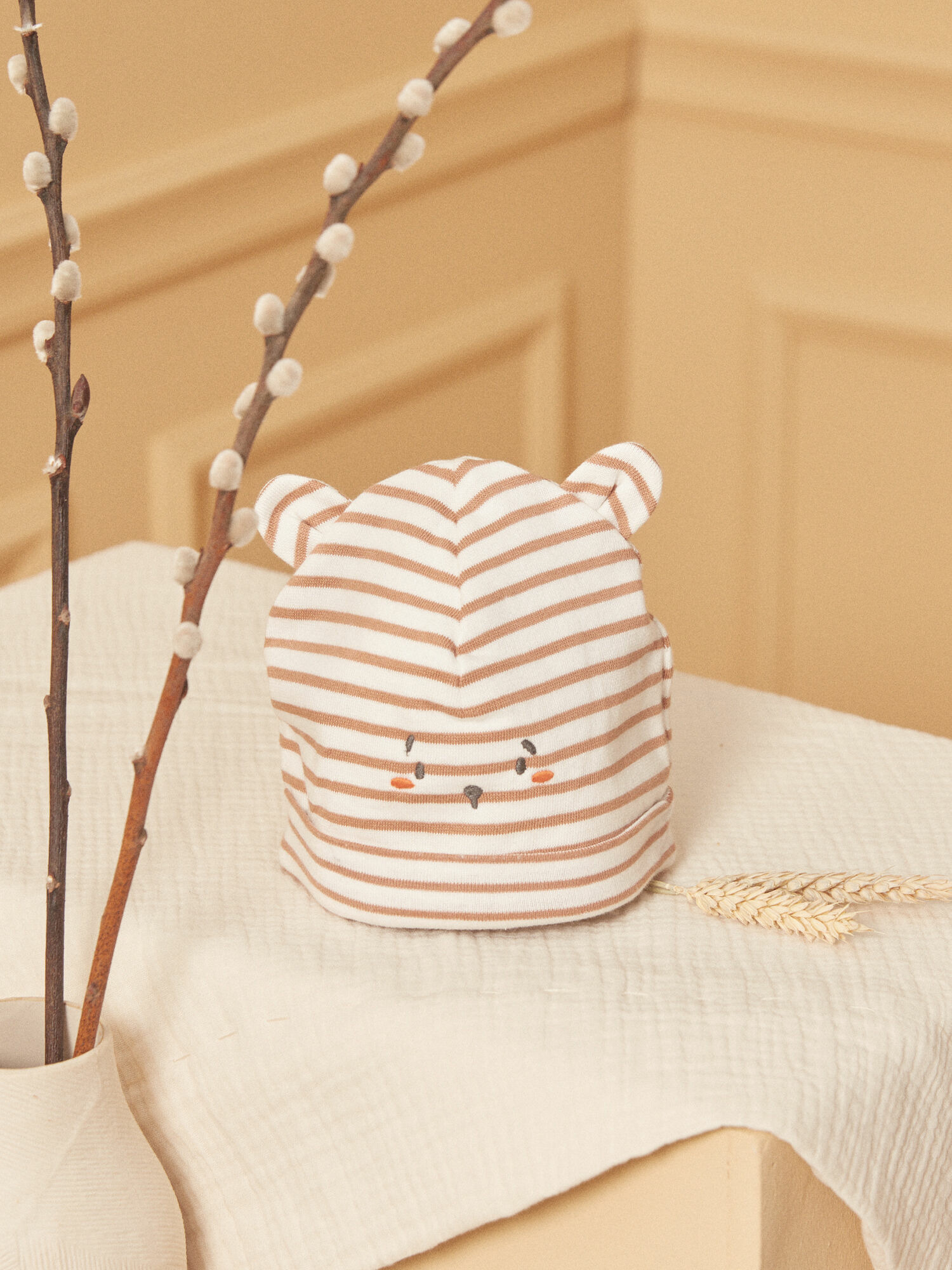 Bonnet ludique de naissance écru et noisette