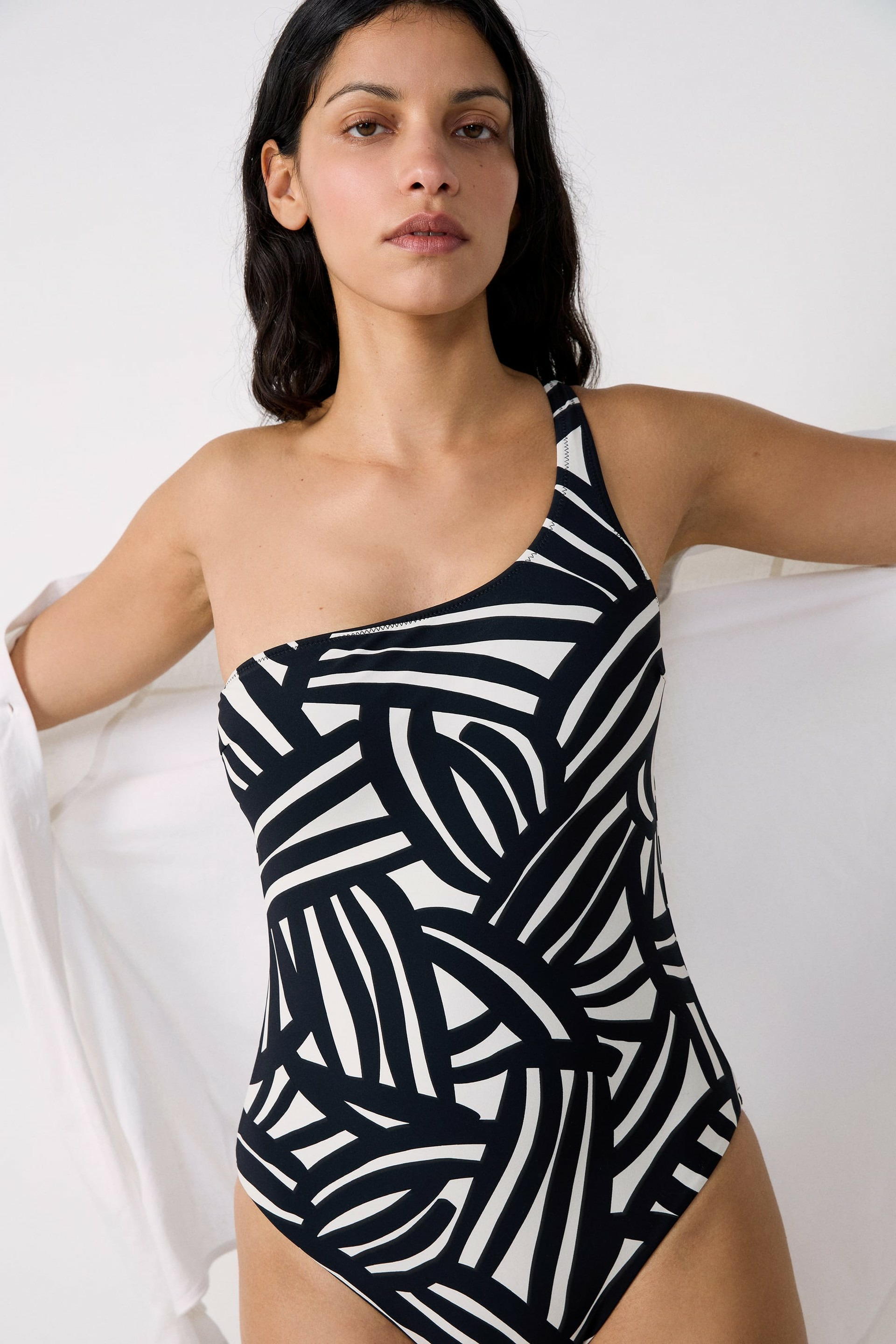 Maillot de bain 1 pièce asymétrique imprimé