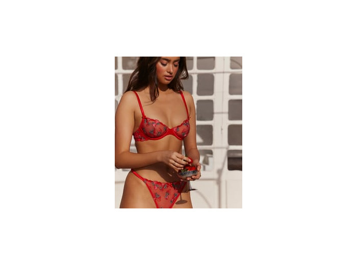 String en mesh brodé de fraises