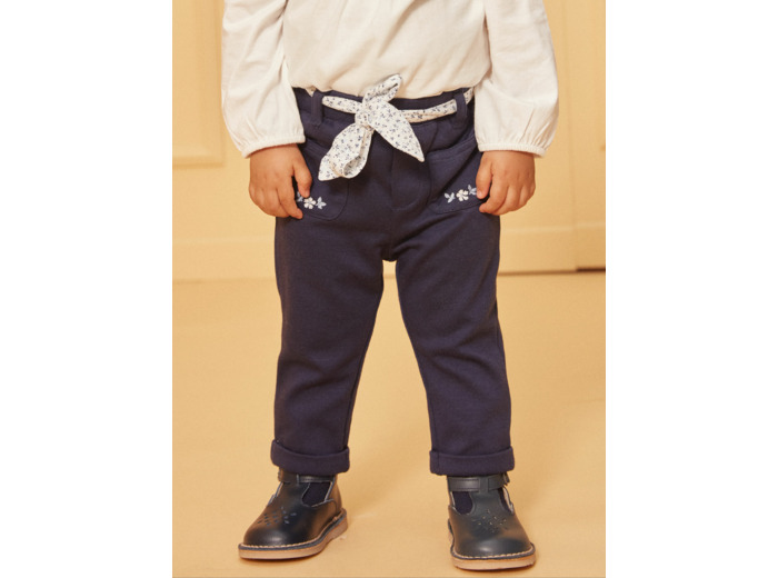 Pantalon bleu marine avec ceinture à imprimé fleuri
