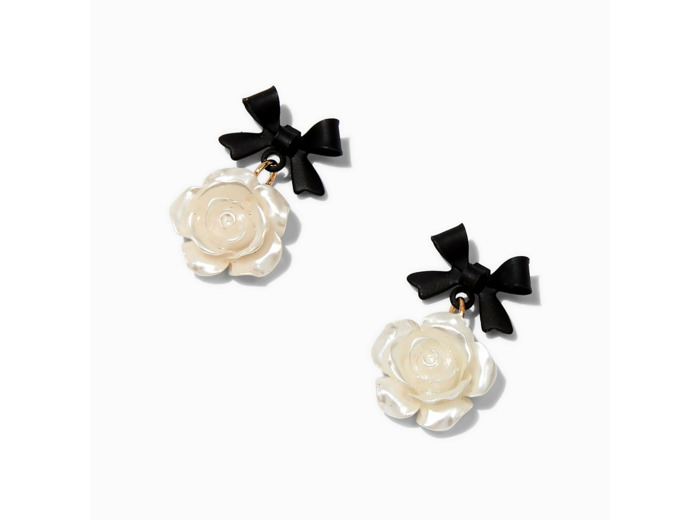 Clous d'oreilles avec rose sculptée couleur ivoire nœud noir