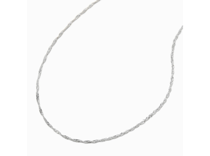 Collier torsadé délicat couleur argentée