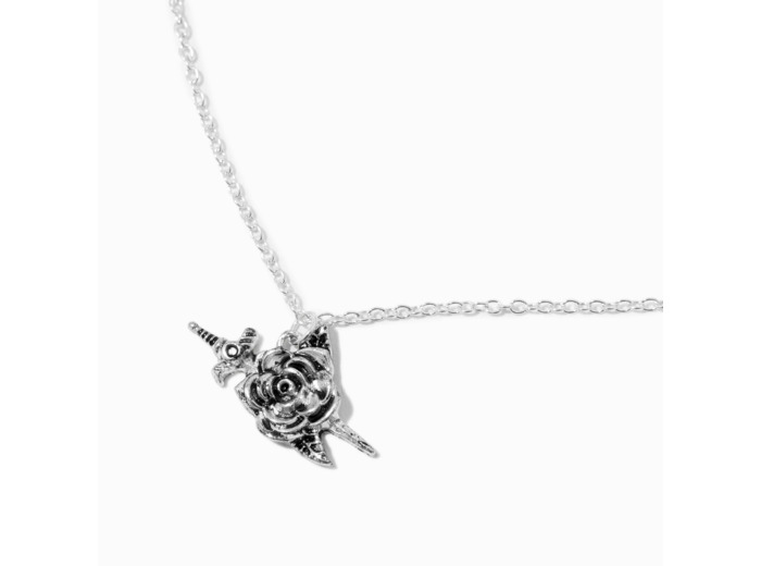 Collier à pendentif dague et rose couleur argentée