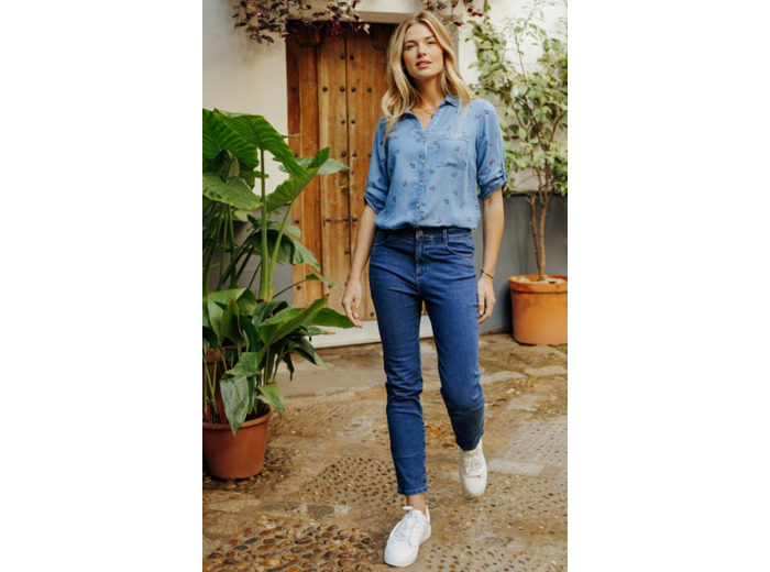 Pantalon denim slim et broderie cerise