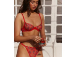 String en mesh brodé de fraises