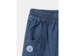 Pantalon en denim bleu avec découpes