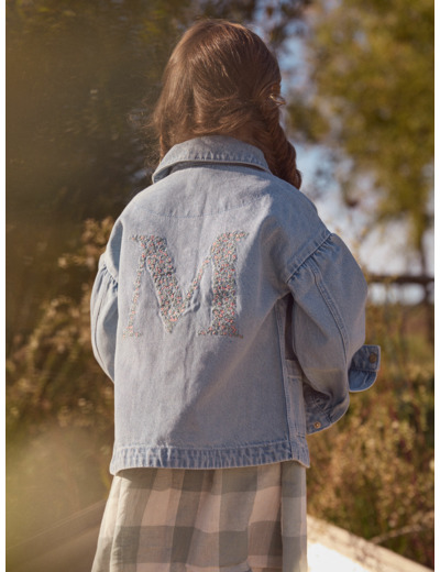 Veste en jean brodée « M » dans le dos