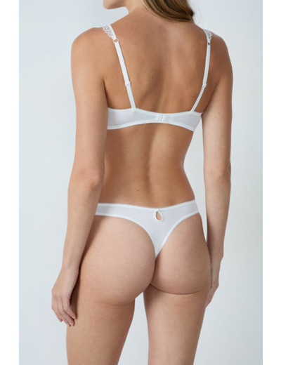 String en dentelle