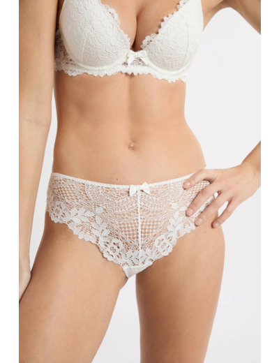 Shorty en dentelle,Shorty en dentelle;${refinementColor}