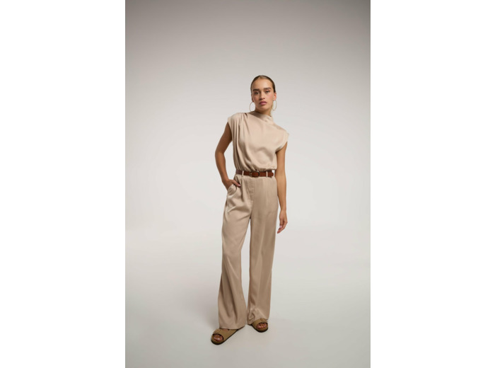 Combinaison avec encolure en cascade