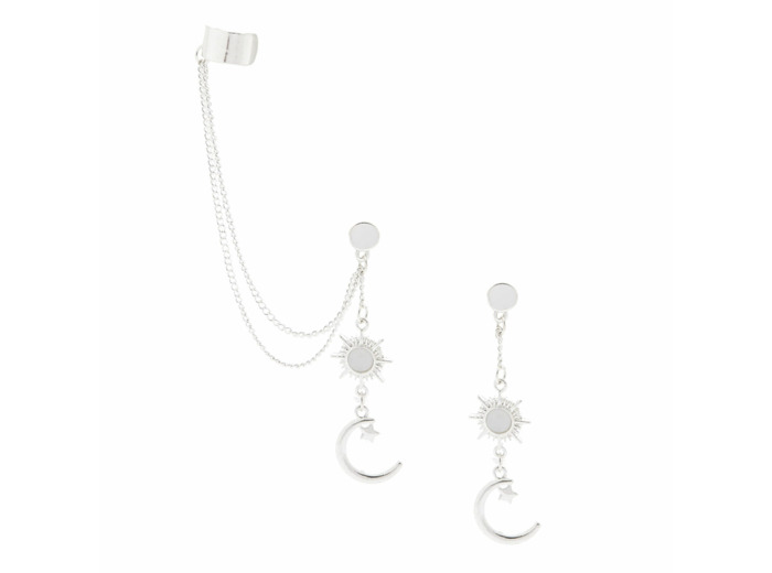 Boucles d’oreilles reliées par une chaîne de strass à une manchette d’oreille couleur argentée