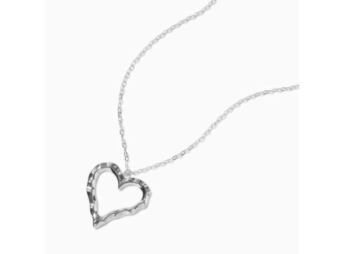 Collier long à pendentif cœur texturé couleur argentée