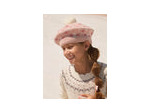 Chapeau rose pour fille avec pompon et motifs floraux