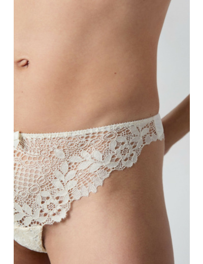Tanga en dentelle irisé,Tanga en dentelle irisé;${refinementColor}