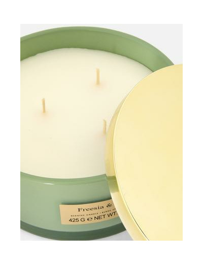 Bougie parfumée à trois mèches dans un pot automnal