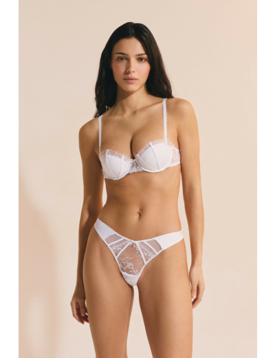 String en dentelle et satin,String en dentelle et satin;${refinementColor}