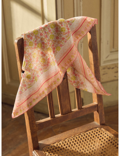 Foulard carré imprimé fleuri