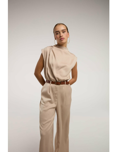 Combinaison avec encolure en cascade