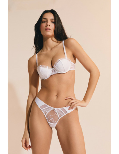 String en dentelle et satin,String en dentelle et satin;${refinementColor}