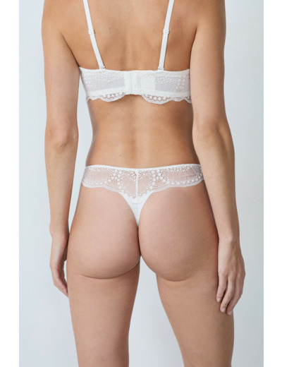 String en microfibre et dentelle