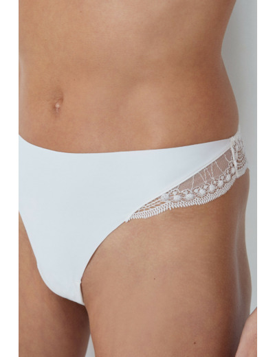 String en microfibre et dentelle