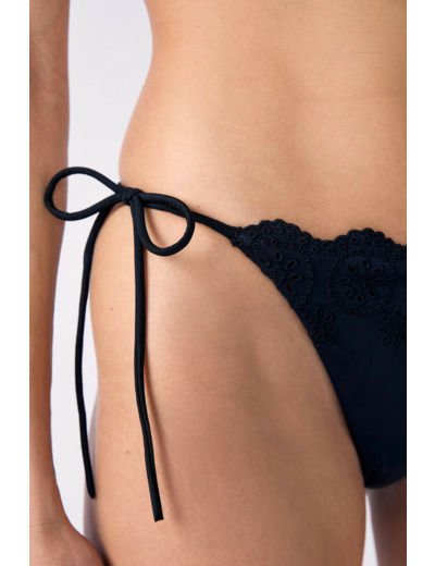 Bikini brésilien à nouer bas de maillot avec broderies