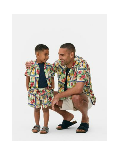 Short de bain à motif carte postale tropicale