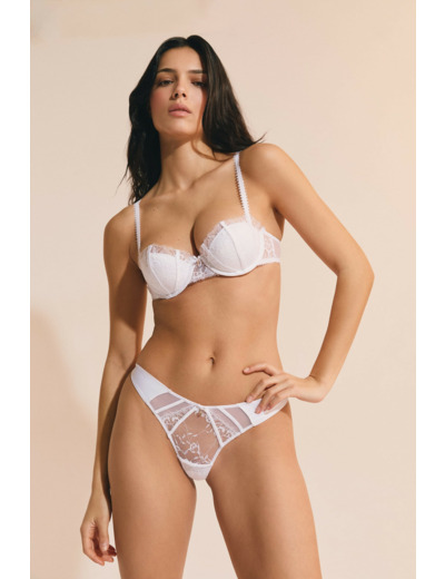 String en dentelle et satin,String en dentelle et satin;${refinementColor}