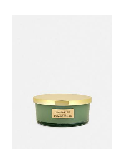 Bougie parfumée à trois mèches dans un pot automnal