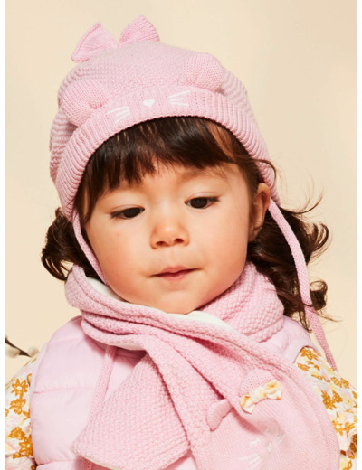 Bonnet rose en tricot avec oreilles 3D