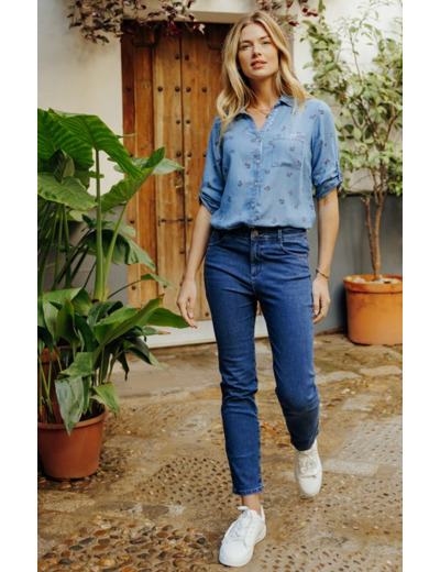 Pantalon denim slim et broderie cerise